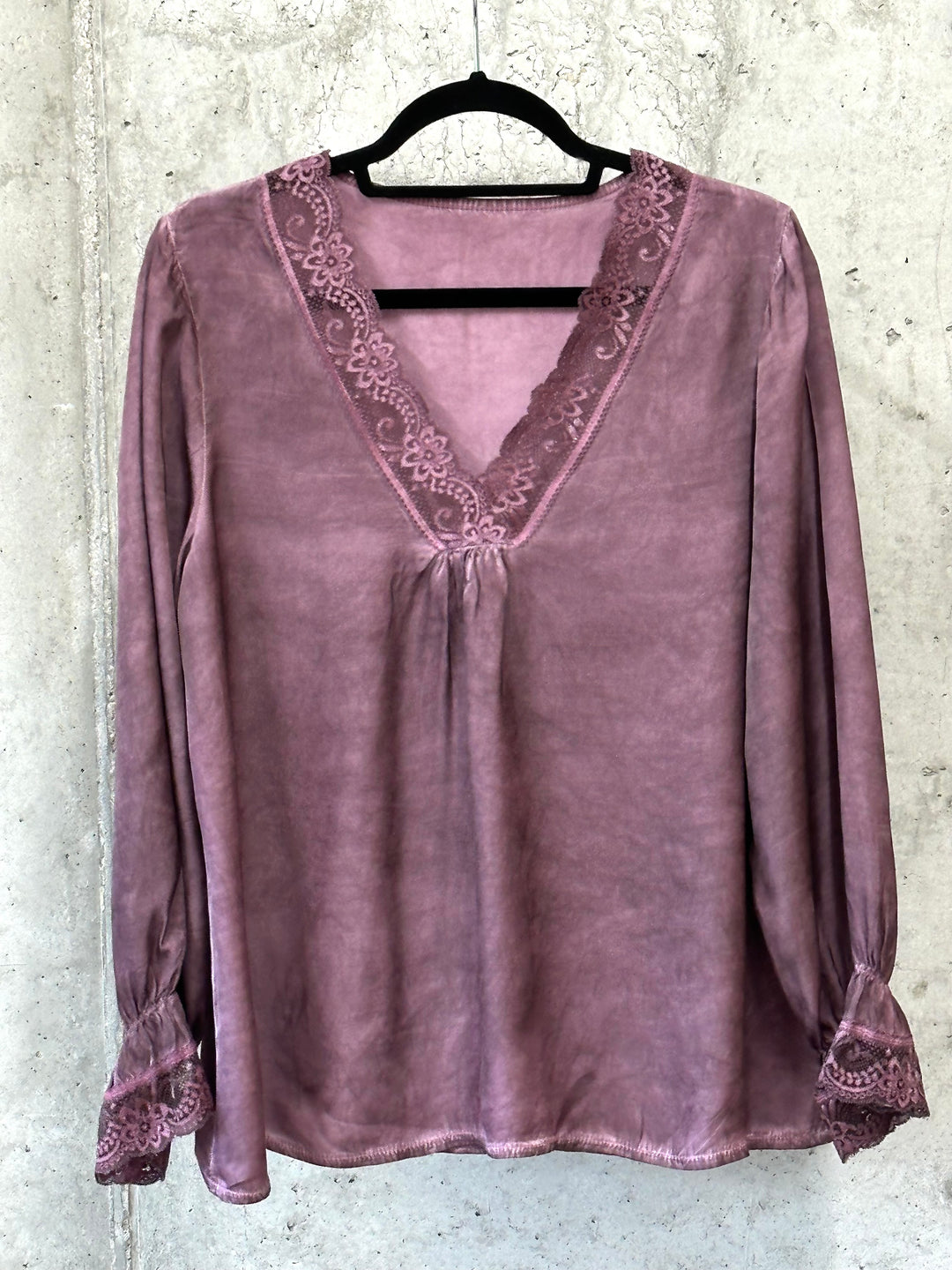 Satiniertes Top mit Ärmeln und V-Ausschnitt aus Spitze 100% Viskose (36/40) MADE IN 🇮🇹