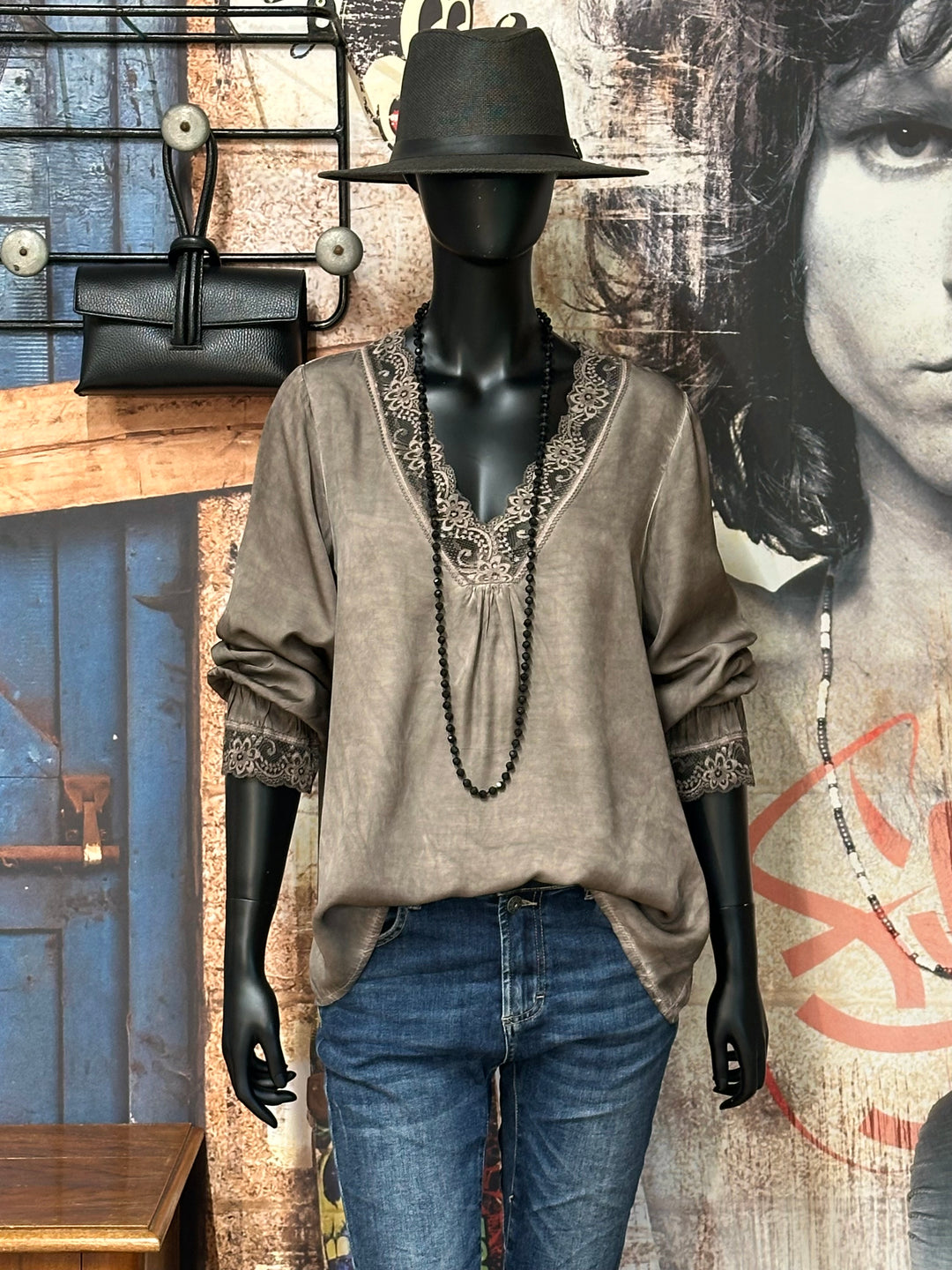 Satiniertes Top mit Ärmeln und V-Ausschnitt aus Spitze 100% Viskose (36/40) MADE IN 🇮🇹