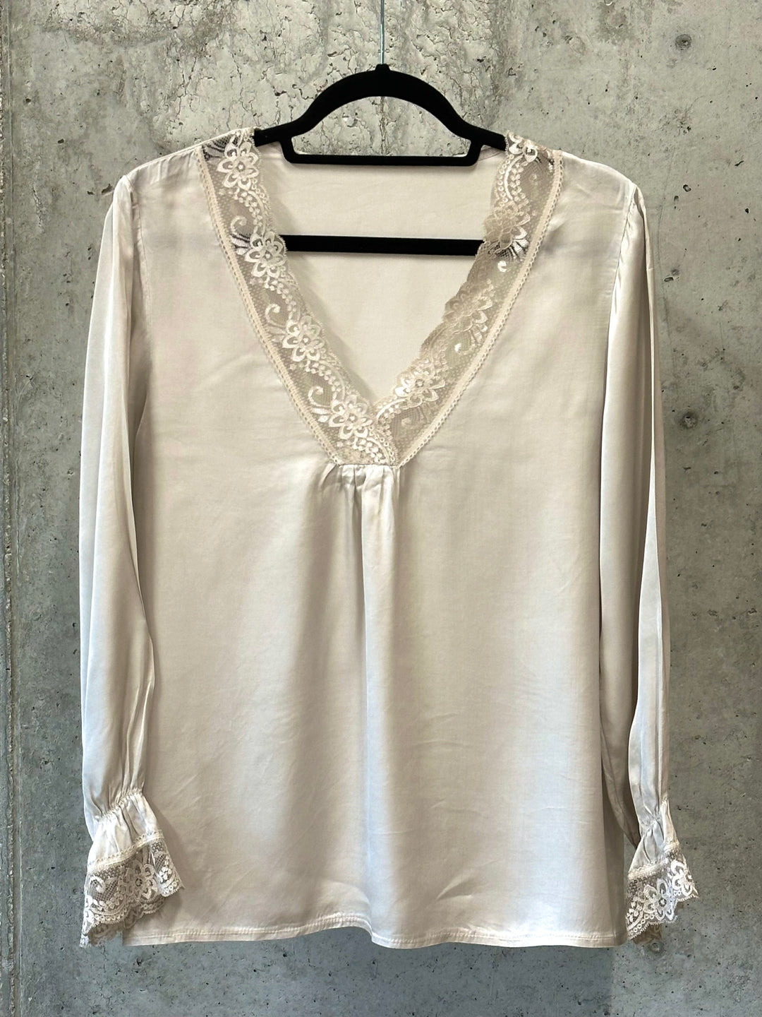 Satiniertes Top mit Ärmeln und V-Ausschnitt aus Spitze 100% Viskose (36/40) MADE IN 🇮🇹