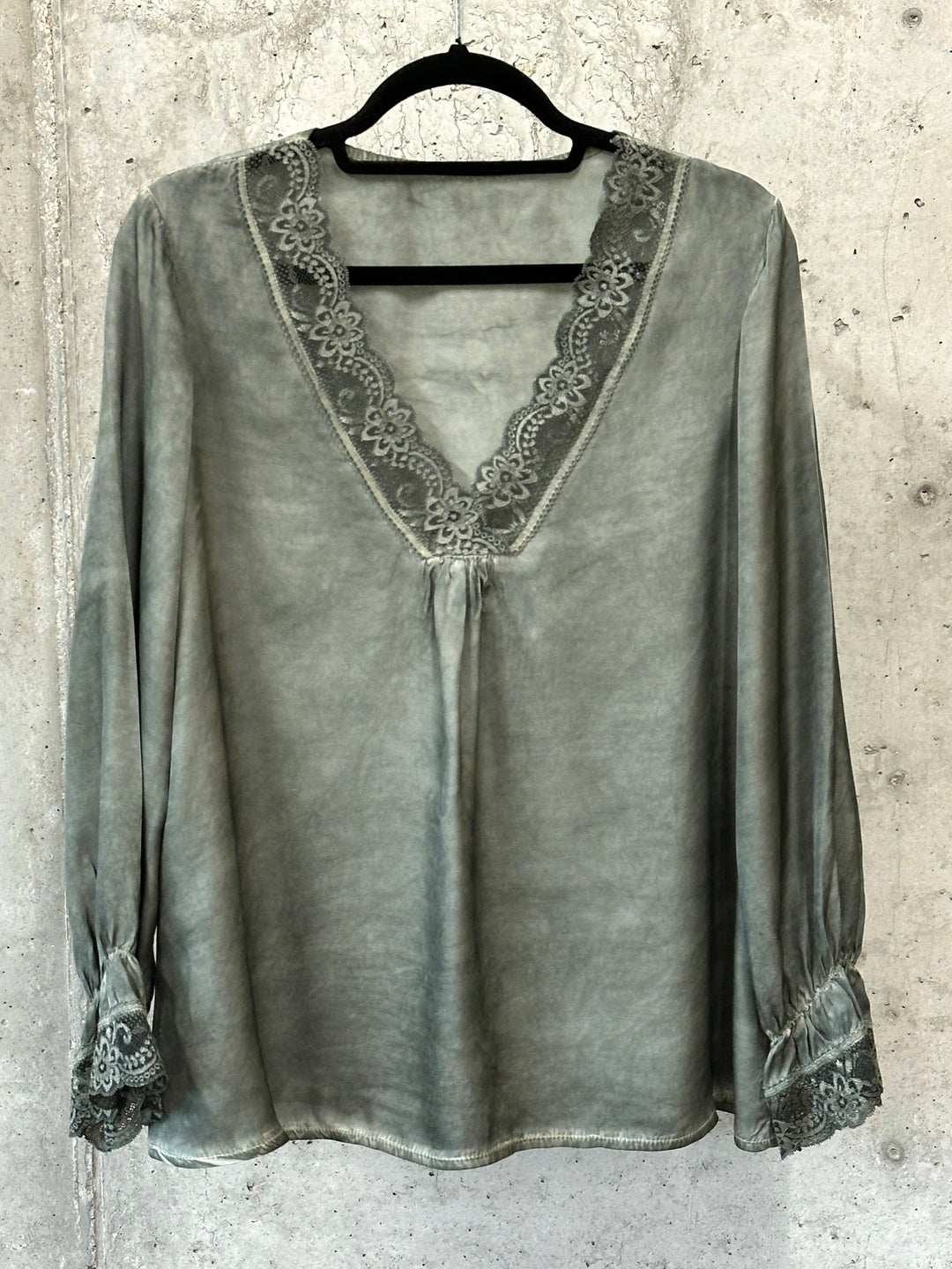 Satiniertes Top mit Ärmeln und V-Ausschnitt aus Spitze 100% Viskose (36/40) MADE IN 🇮🇹