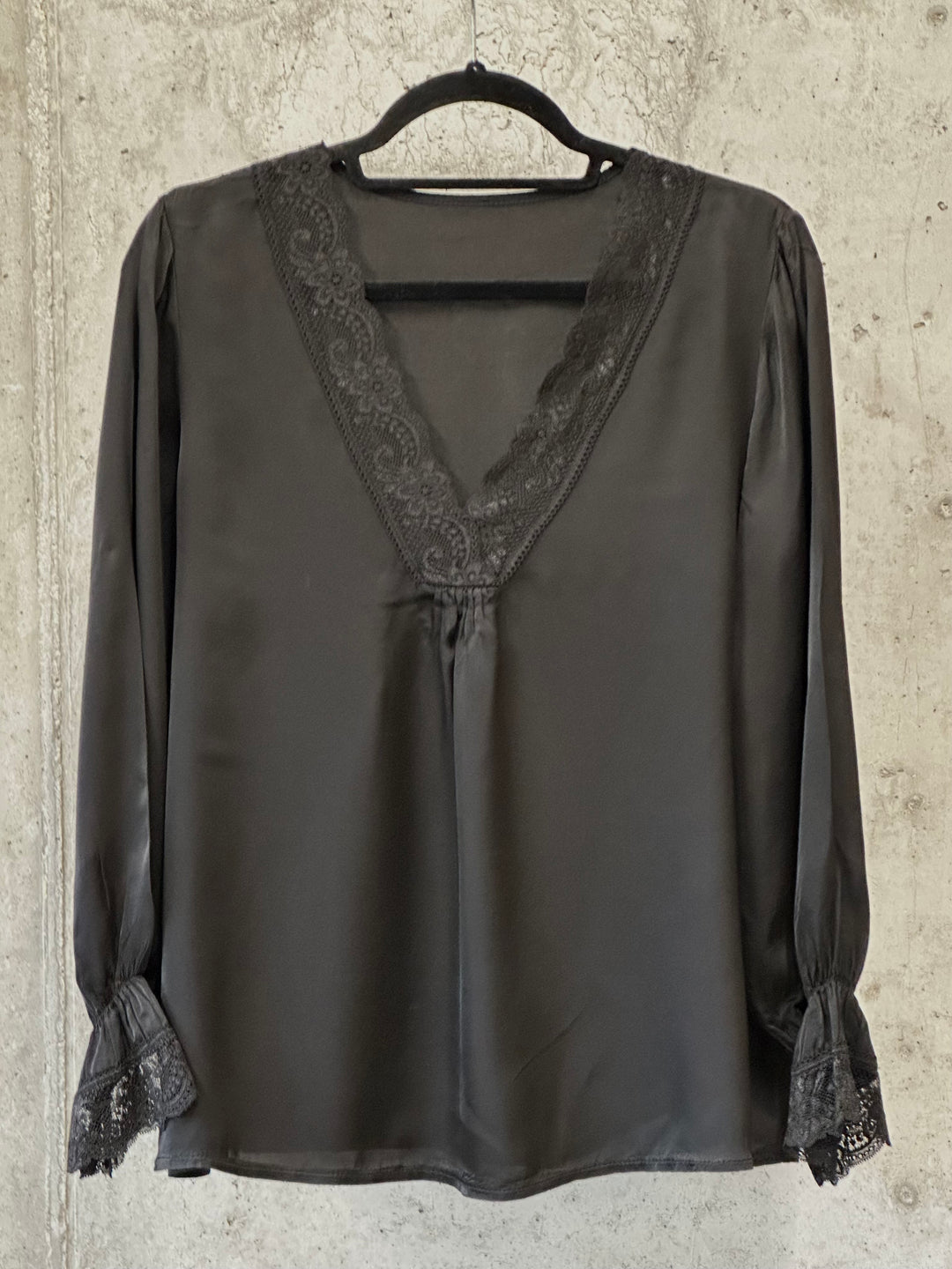 Satiniertes Top mit Ärmeln und V-Ausschnitt aus Spitze 100% Viskose (36/40) MADE IN 🇮🇹