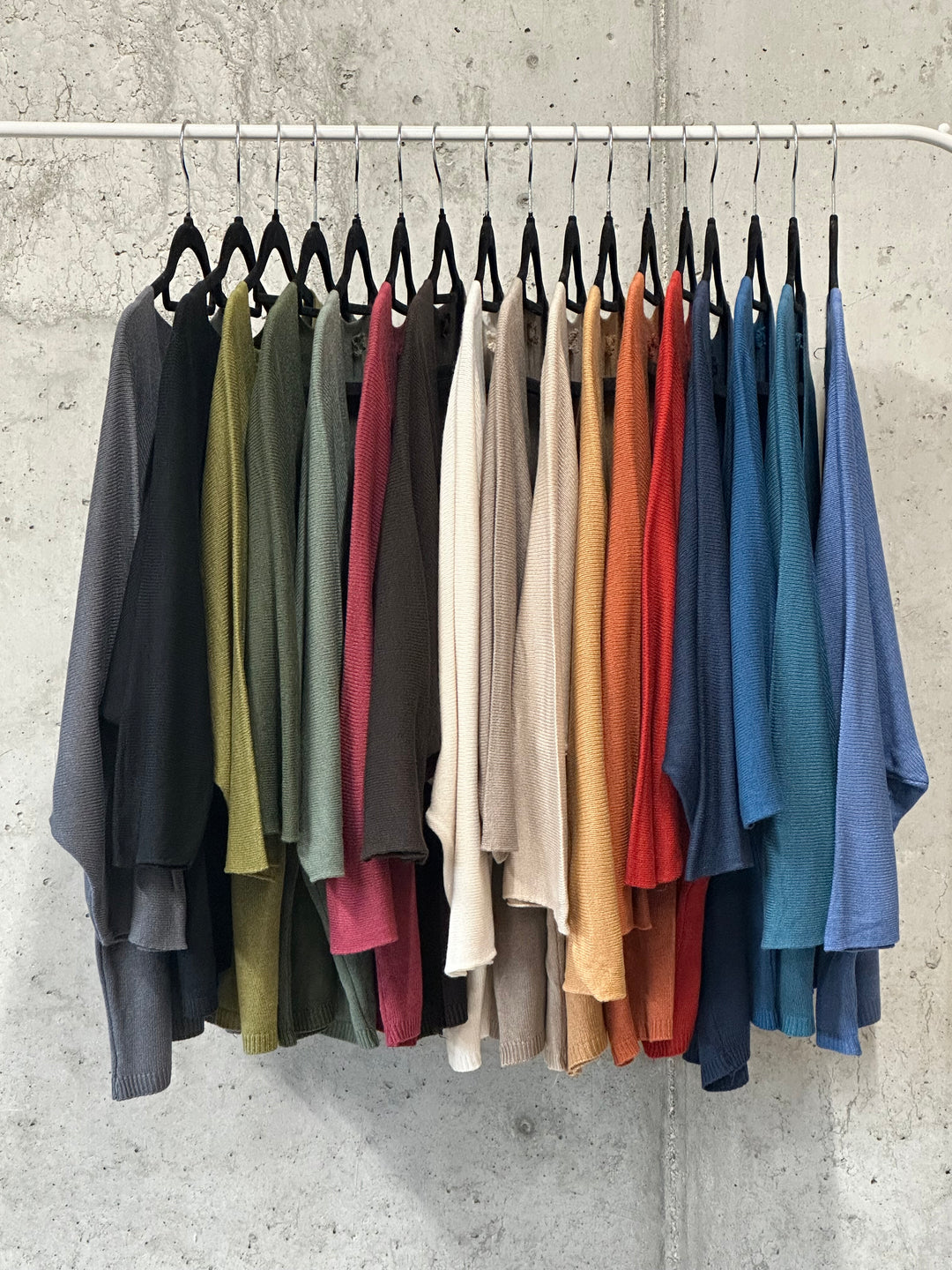 Kurzer Feinstrickpullover mit 3/4-Ärmeln & V-Ausschnitt (36/40) MADE IN 🇮🇹