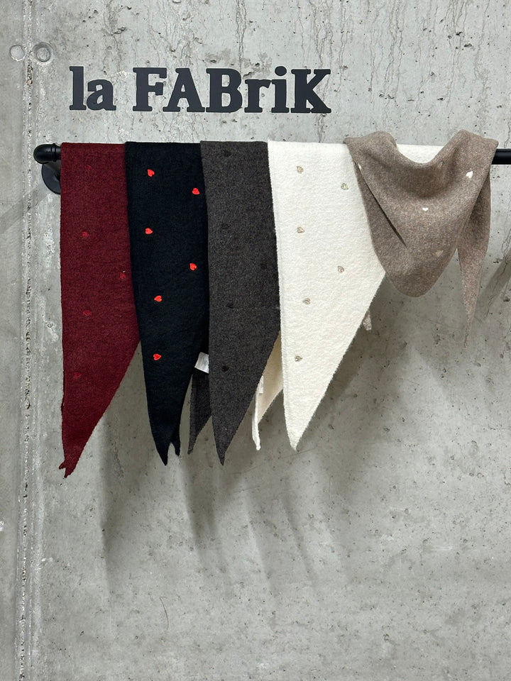 Écharpe petit triangle coeurs brodés «Faustine»