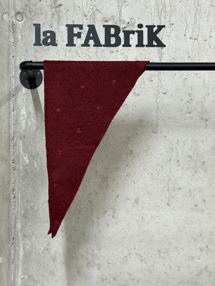 Écharpe petit triangle coeurs brodés «Faustine»