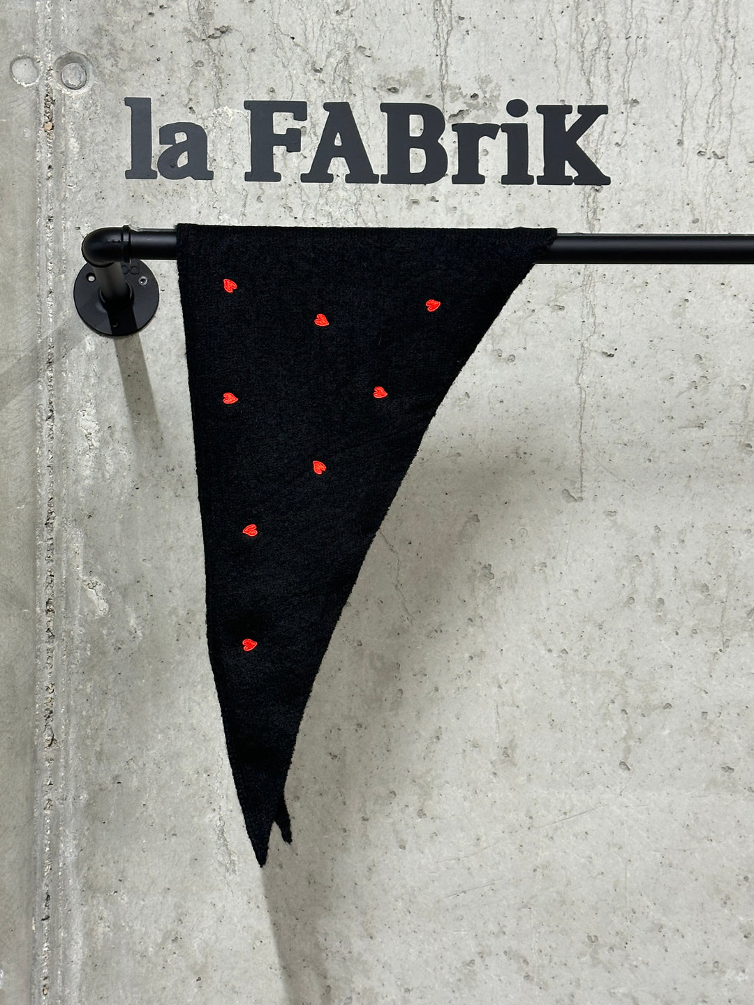 Écharpe petit triangle coeurs brodés «Faustine»