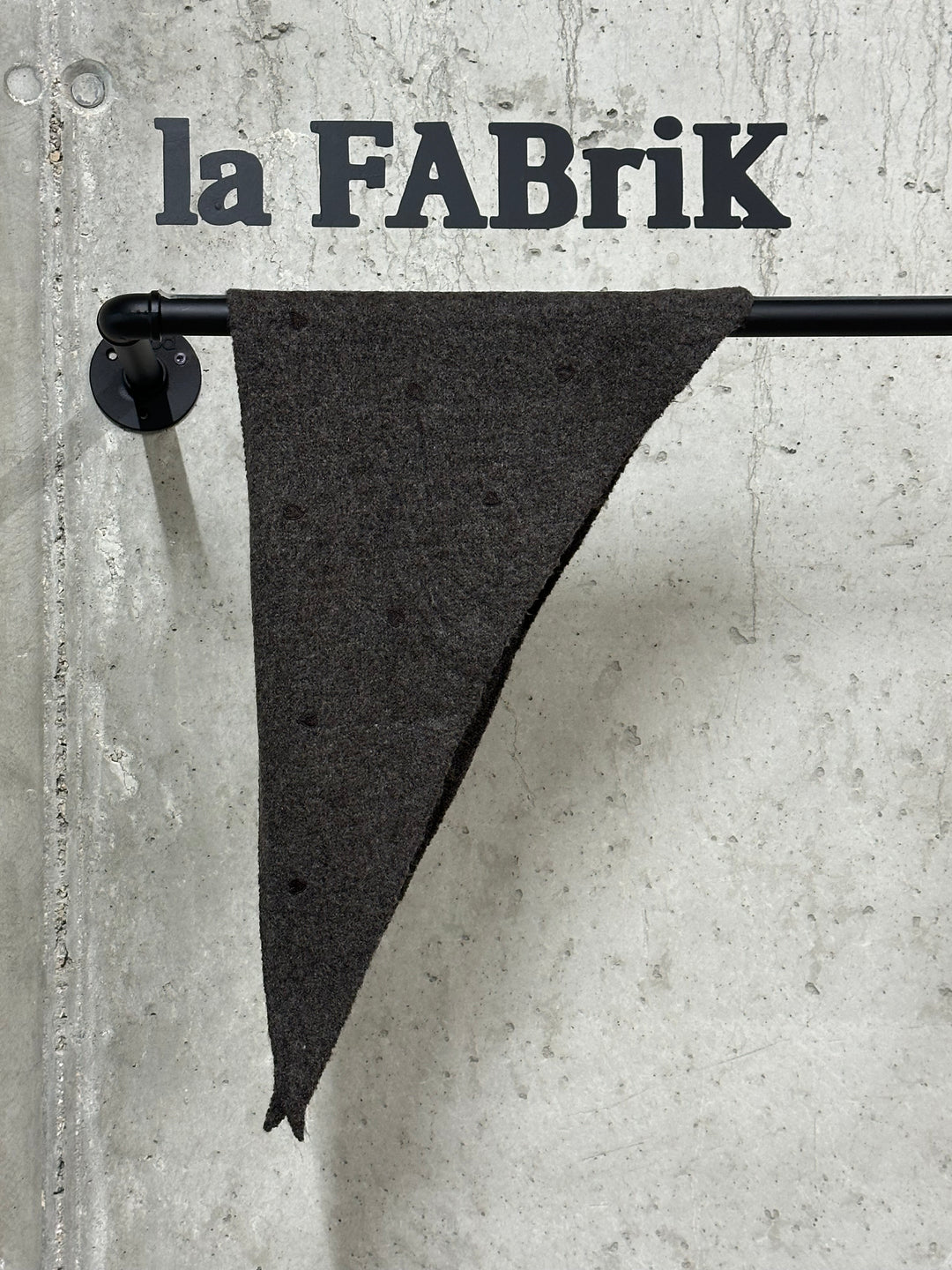 Écharpe petit triangle coeurs brodés «Faustine»