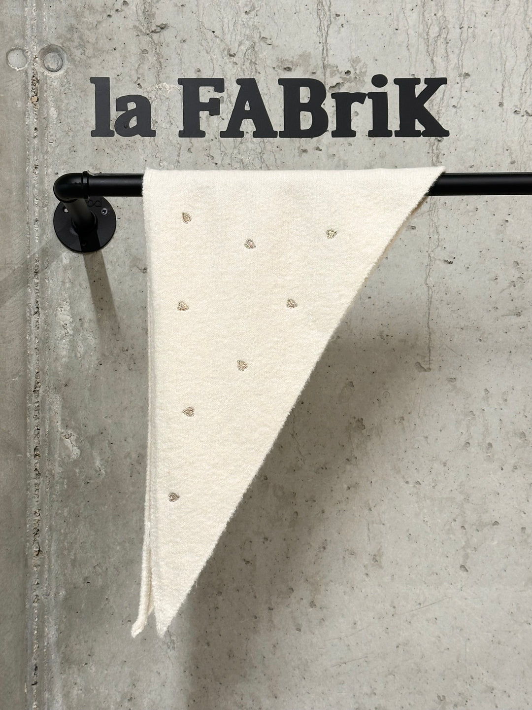 Écharpe petit triangle coeurs brodés «Faustine»