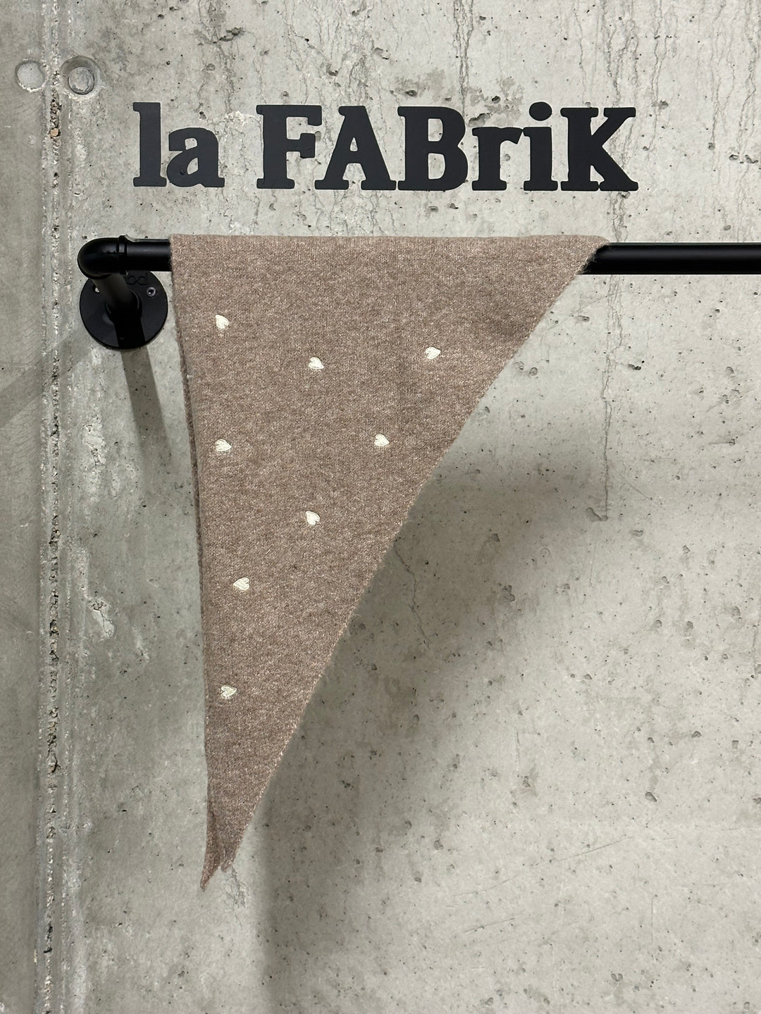 Écharpe petit triangle coeurs brodés «Faustine»
