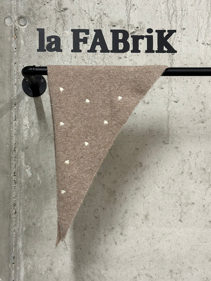Écharpe petit triangle coeurs brodés «Faustine»