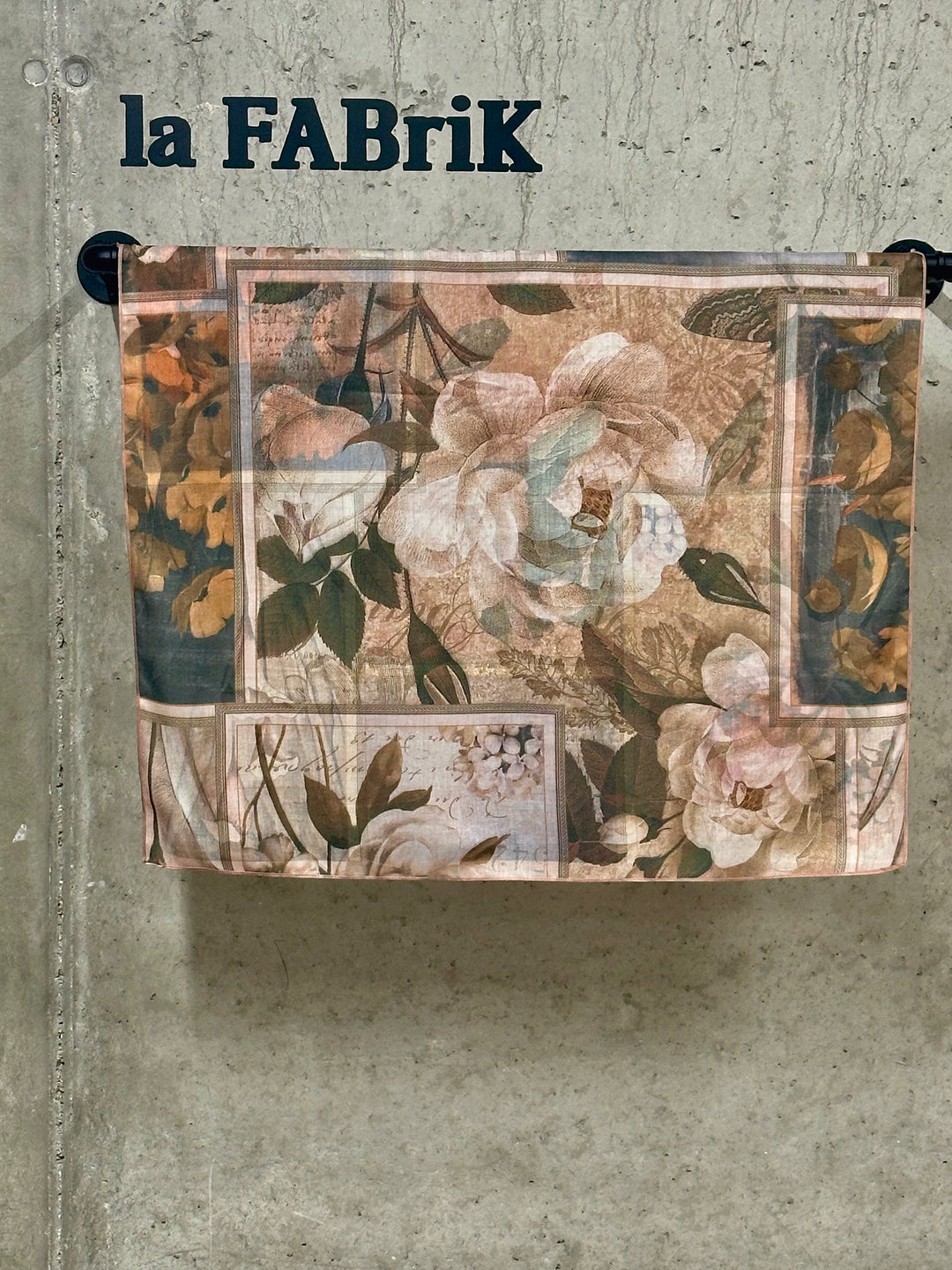Foulard carré &amp; réversible imprimé Fleurs «Joy» 100% viscose