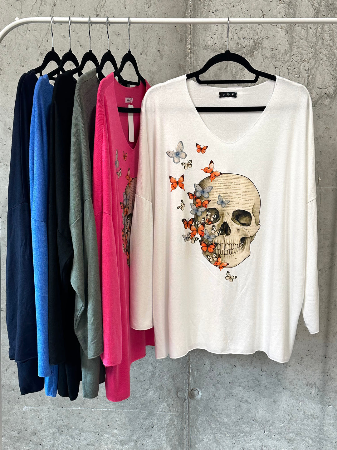 Oversize-Pullover mit V-Ausschnitt „Totenkopf & Schmetterlinge“ (44/48) MADE IN ITALY