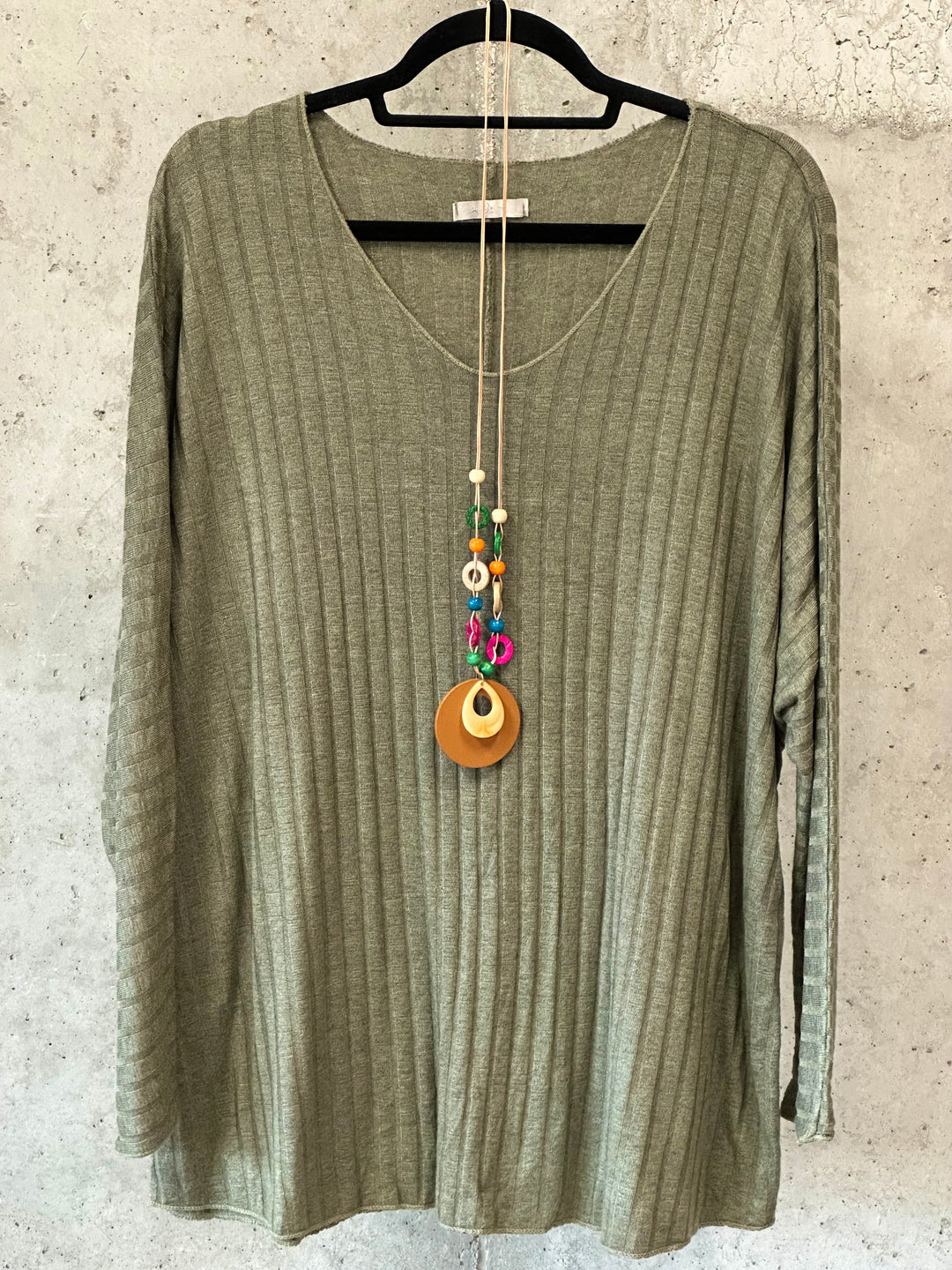 Pullover mit feinem Rippstrickkragen und V-Ausschnitt (44/48) MADE IN ITALY