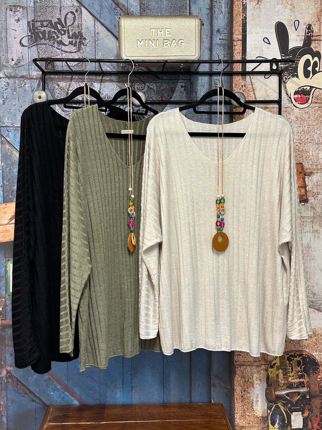 Pullover mit feinem Rippstrickkragen und V-Ausschnitt (44/48) MADE IN ITALY