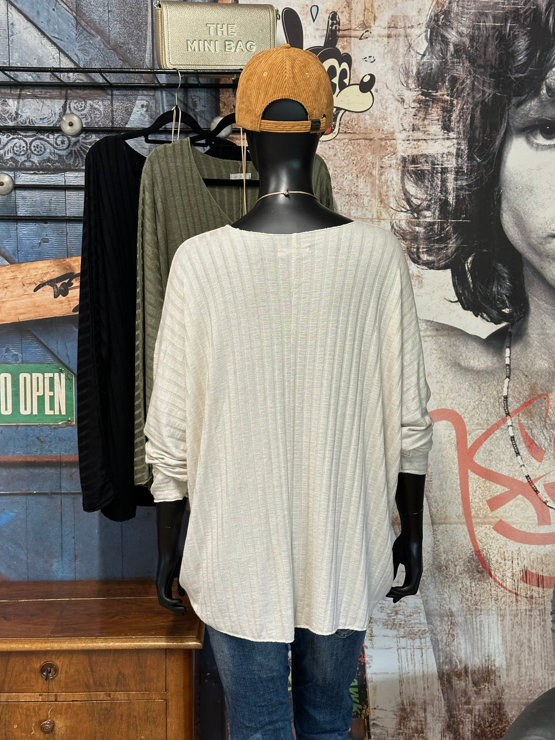 Pullover mit feinem Rippstrickkragen und V-Ausschnitt (44/48) MADE IN ITALY