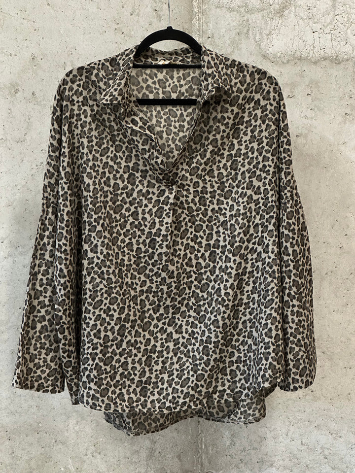 Bluse „Leopard“ aus taupefarbenem, schwarzem und braunem Baumwollvoile (40/44) MADE IN ITALY