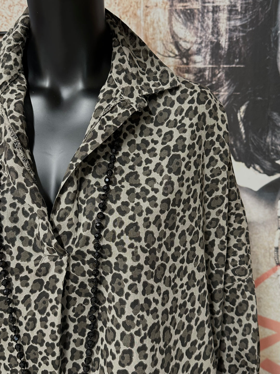 Bluse „Leopard“ aus taupefarbenem, schwarzem und braunem Baumwollvoile (40/44) MADE IN ITALY