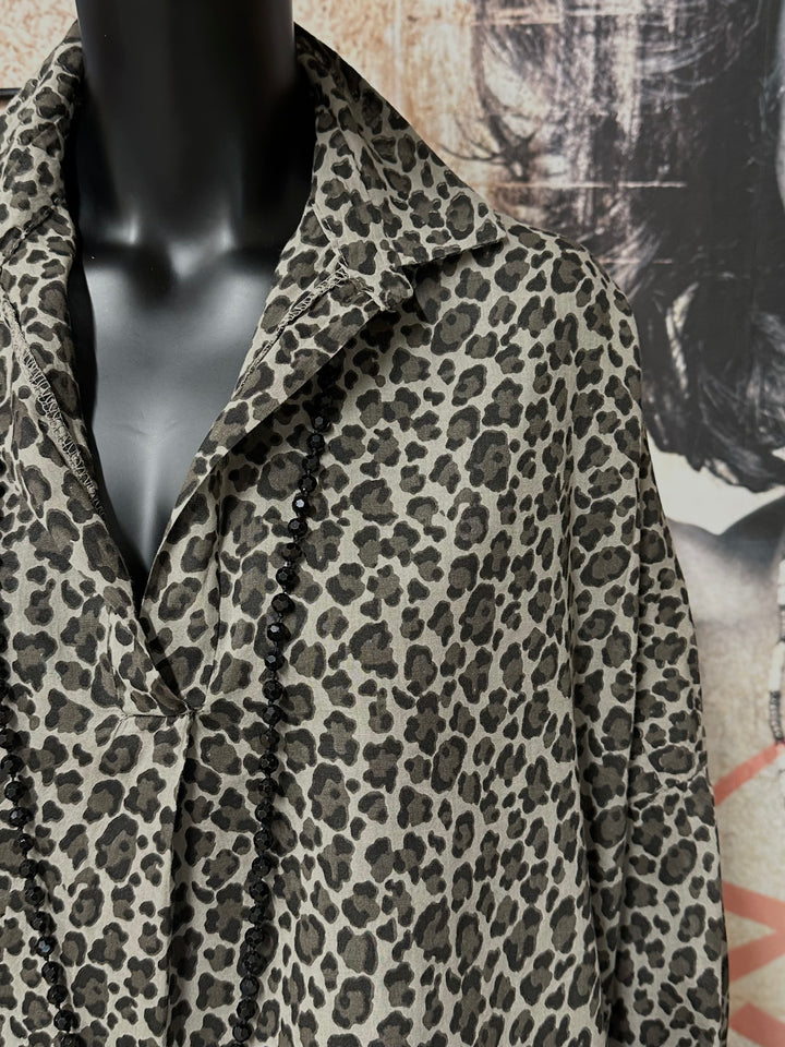Bluse „Leopard“ aus taupefarbenem, schwarzem und braunem Baumwollvoile (40/44) MADE IN ITALY