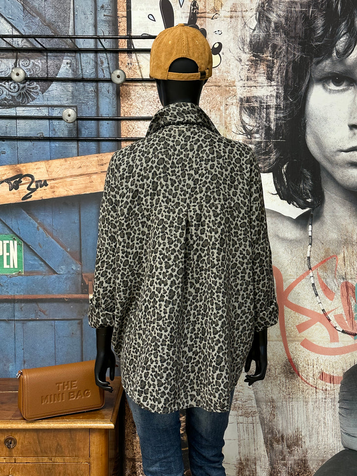 Bluse „Leopard“ aus taupefarbenem, schwarzem und braunem Baumwollvoile (40/44) MADE IN ITALY