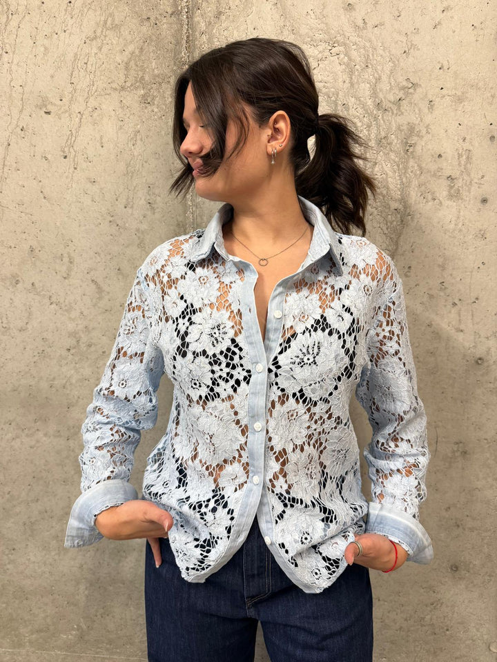 Chemisier en dentelle florale bleu clair (34/36 et 38/40)